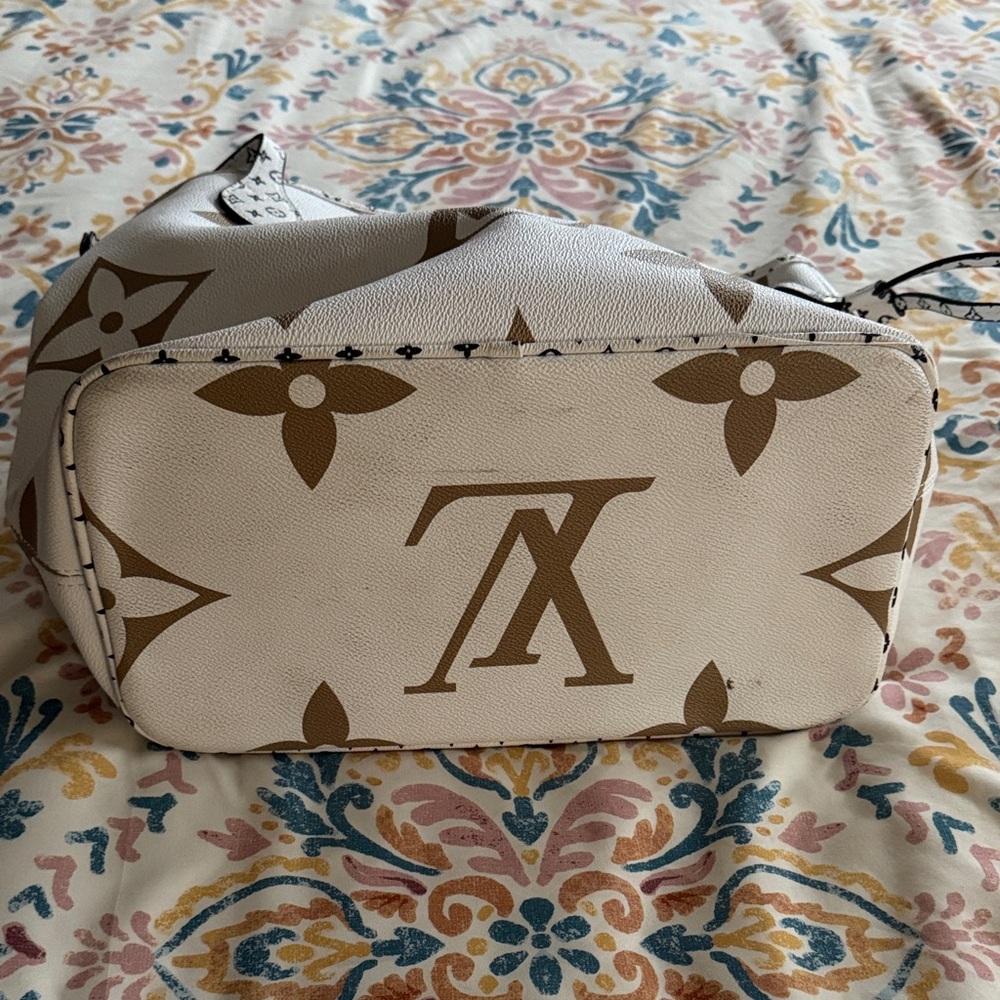 Knock off LV Cream and Brown Monogram Tote Bag - Picture 4 of 5